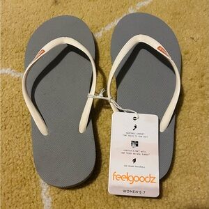 Feelgoodz Women's Gray Flip Flops Size 7